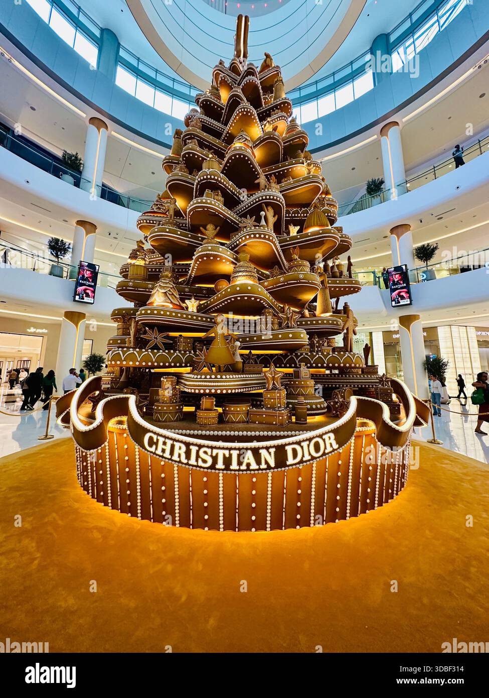 Christian Dior Christmas Tree Dubai Mall - Image de stock capturée avec un smartphone