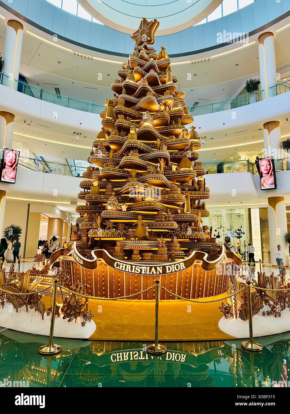 Christian Dior Christmas Tree Dubai Mall - Image de stock capturée avec un smartphone