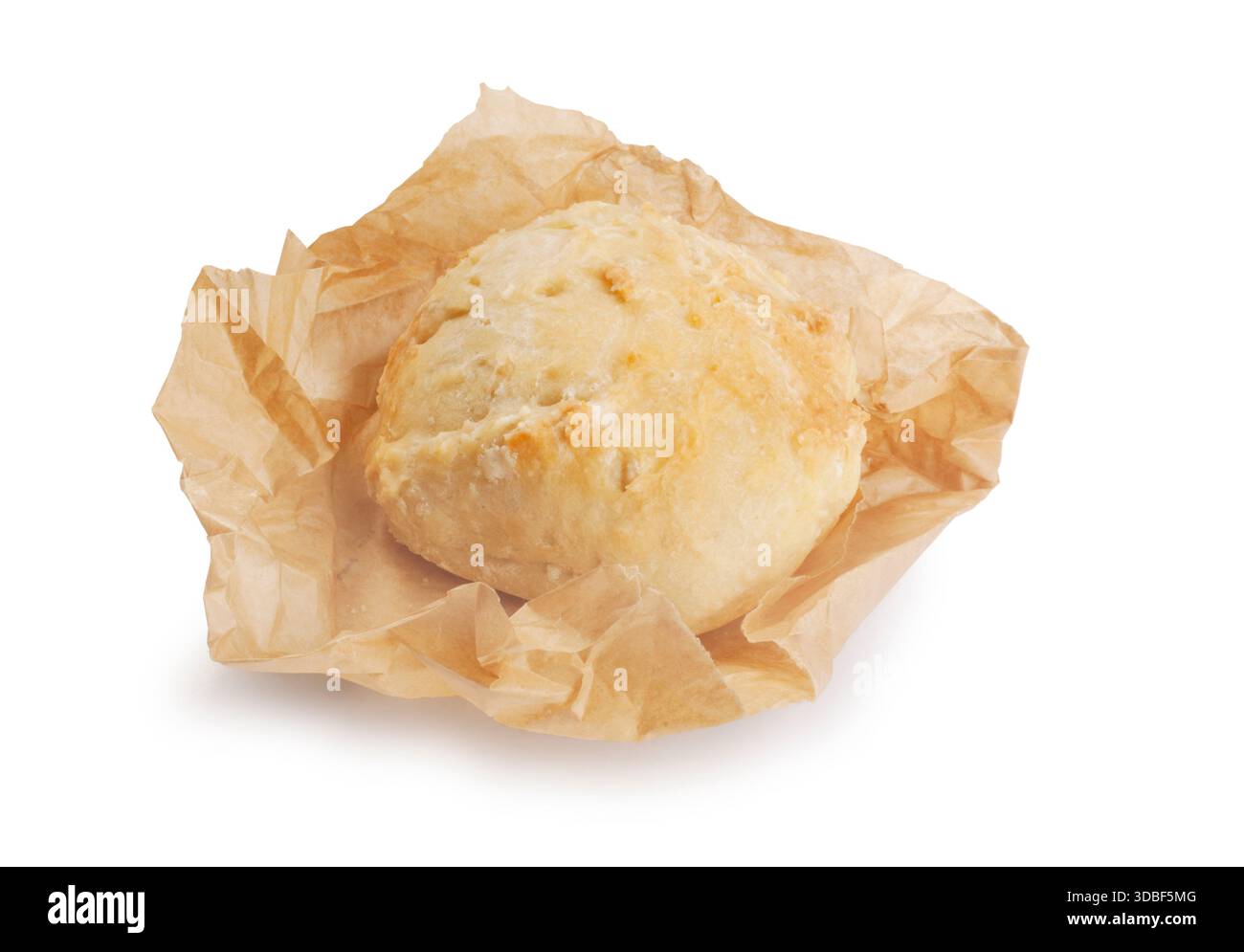 Plan studio d'un rouleau de levain enveloppé dans du papier cuisson découpé sur fond blanc Banque D'Images