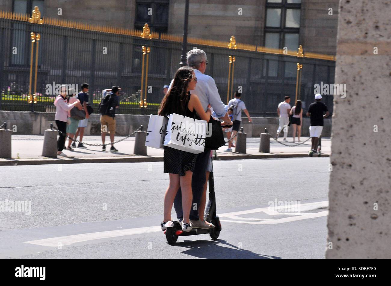 Paris /France./ 08 juillet 2019/ les touristes locaux et étrangers roulent en scooters électriques à Paris France pour profiter d'un transport rapide et d'un paiement en ligne. Photo..Francis Dean / DeanPictures. Banque D'Images