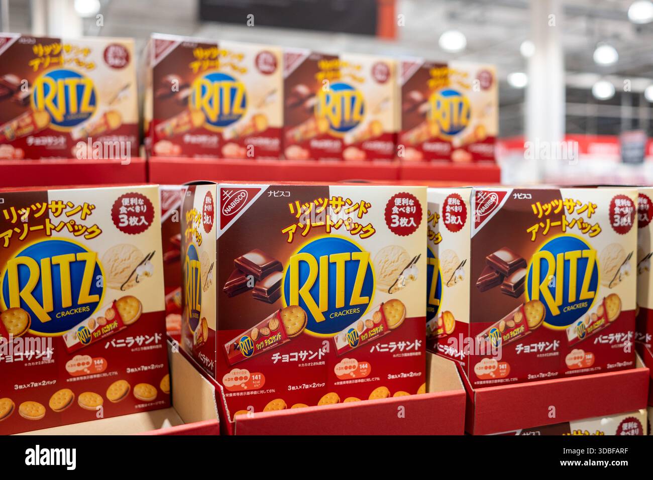 Biscuits sandwichs au chocolat NABISCO Ritz sur une étagère d'épicerie au Japon Banque D'Images