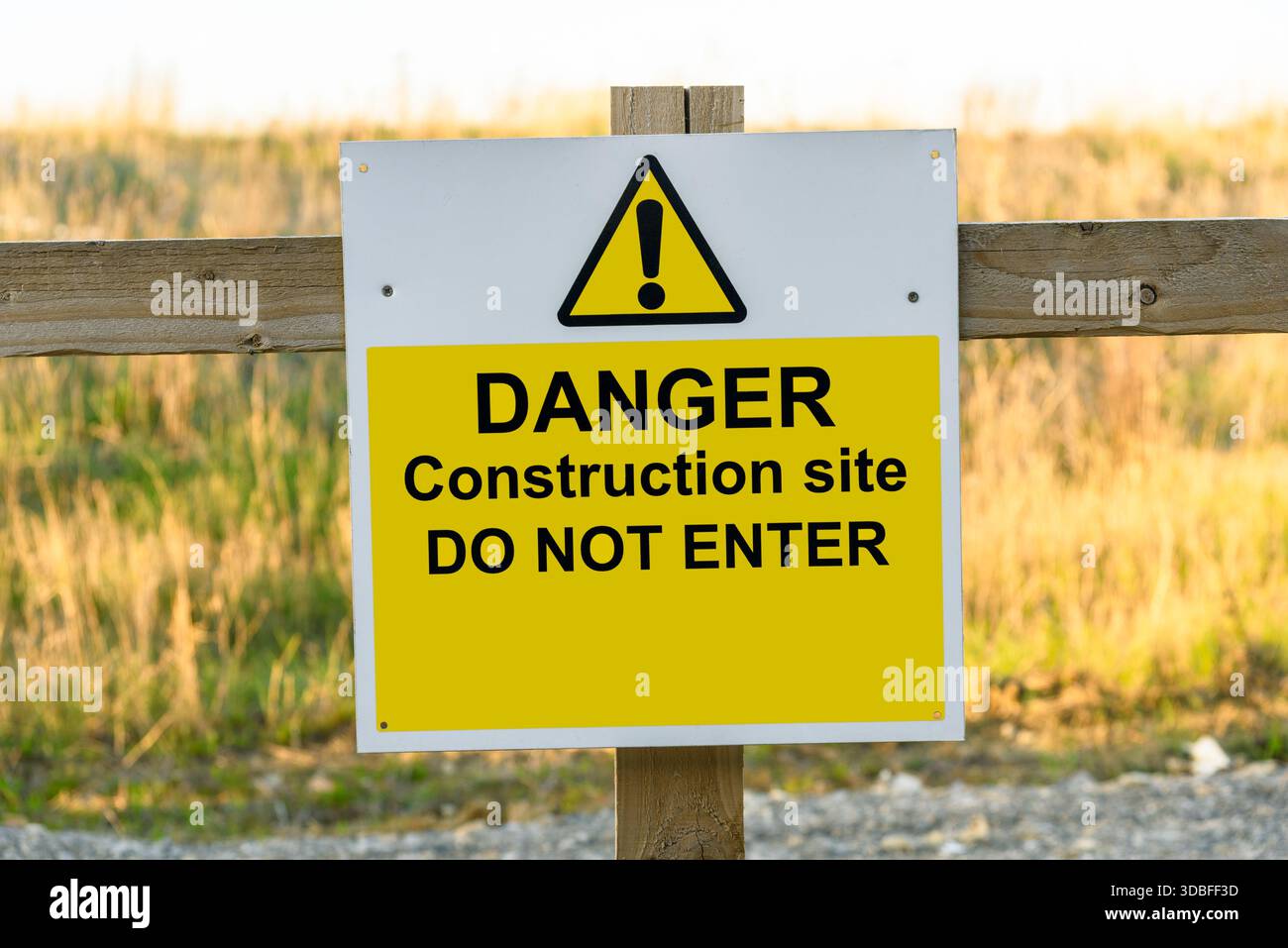 Ne pas entrer le signe sur une clôture en bois au chantier de construction au coucher du soleil au printemps Banque D'Images