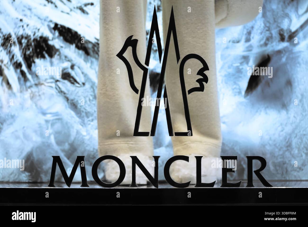 Honolulu, HI - Jan. 22, 2025 : marque de mode de luxe tendance Moncler, spécialisée dans les manteaux et vêtements d'hiver, magasin d'affichage de fenêtre d'hiver avec lo Banque D'Images