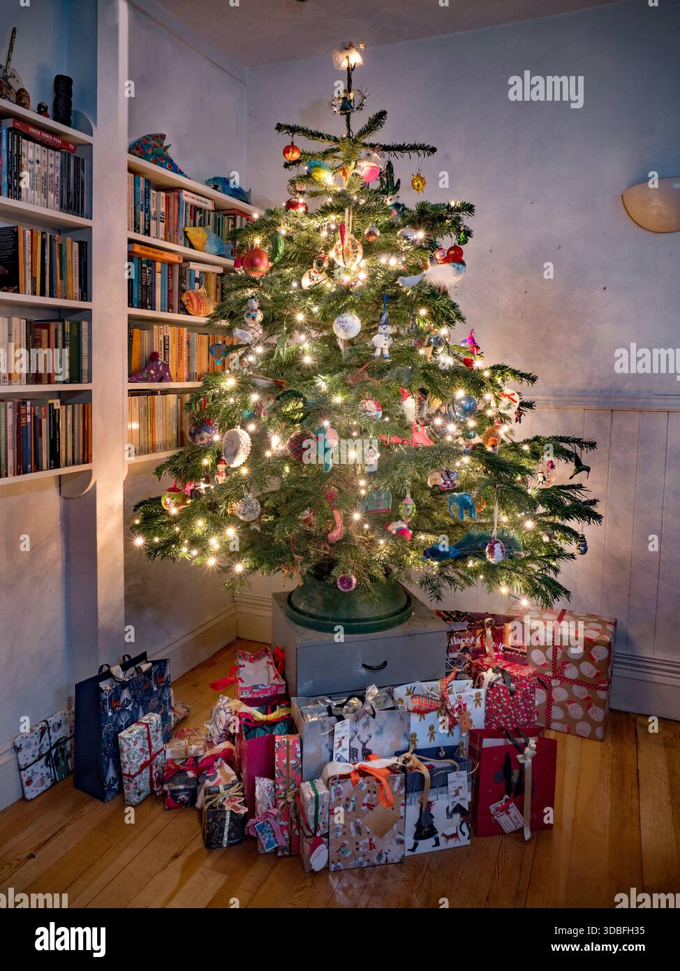 Arbre de Noël avec des cadeaux dans une maison familiale à Londres Royaume-Uni Banque D'Images