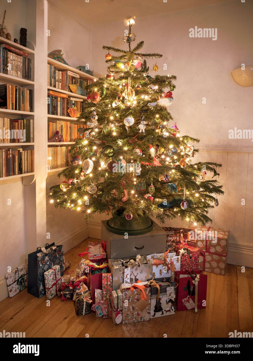 Arbre de Noël avec des cadeaux dans une maison familiale à Londres Royaume-Uni Banque D'Images