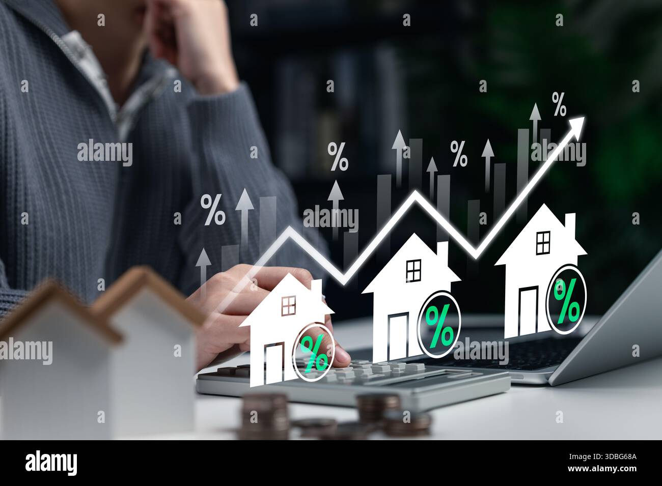 Taux d'intérêt immobilier et concept de croissance du marché immobilier. Femme d'affaires calcule l'investissement hypothécaire et immobilier avec le graphique croissant, les icônes de la maison, Banque D'Images
