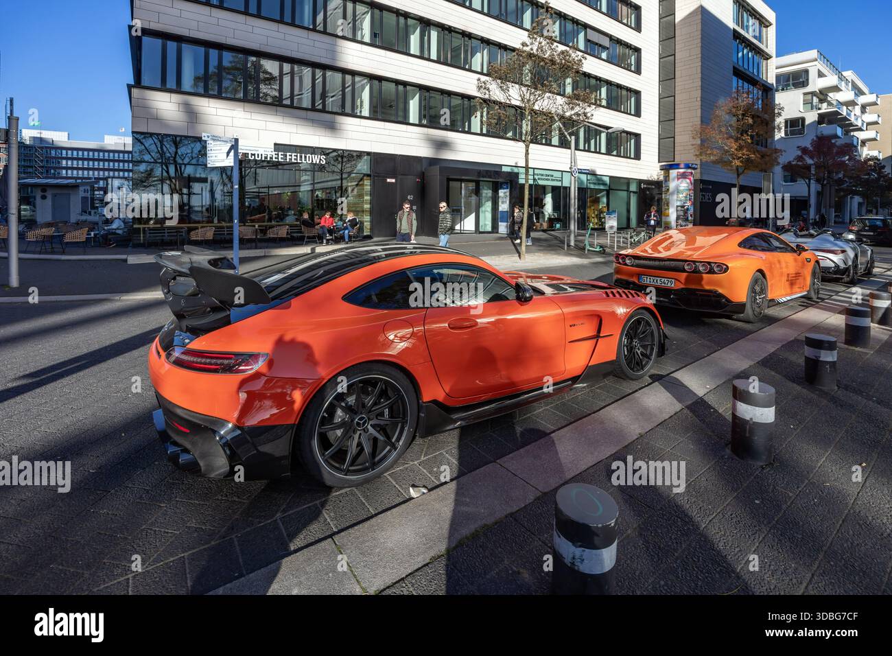 Trois supercars Mercedes dans une rue de Hafencity, Hambourg Banque D'Images