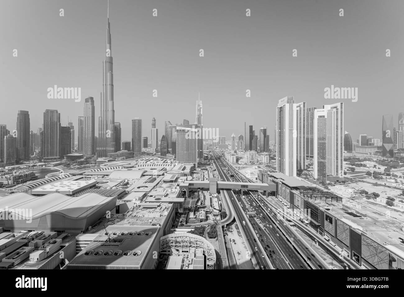 Vue panoramique en noir et blanc sur Dubaï avec Burj Khalifa et l'architecture urbaine moderne, Émirats arabes Unis. Banque D'Images