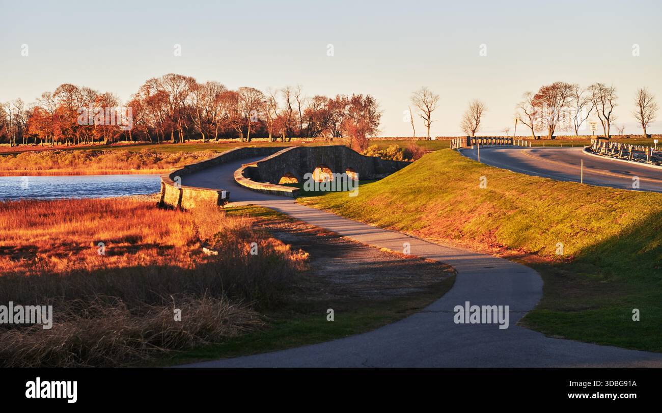 Vue panoramique sur la côte le long du sentier pavé du Colt State Park à Bristol, Rhode Island, Nouvelle-Angleterre Banque D'Images
