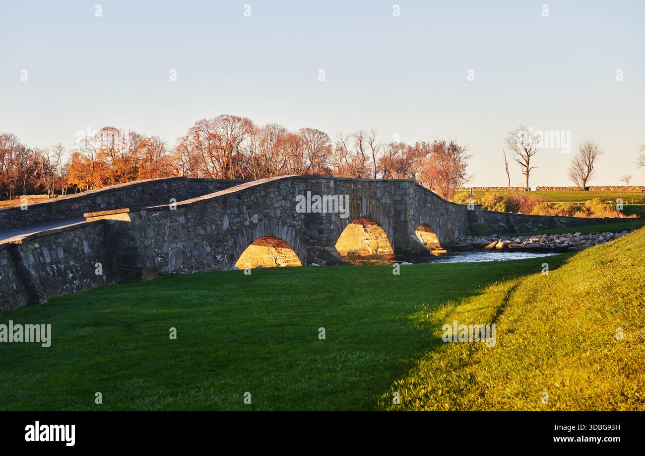 Pont de pierre historique situé dans le parc national Colt à Bristol, Rhode Island, Nouvelle-Angleterre Banque D'Images