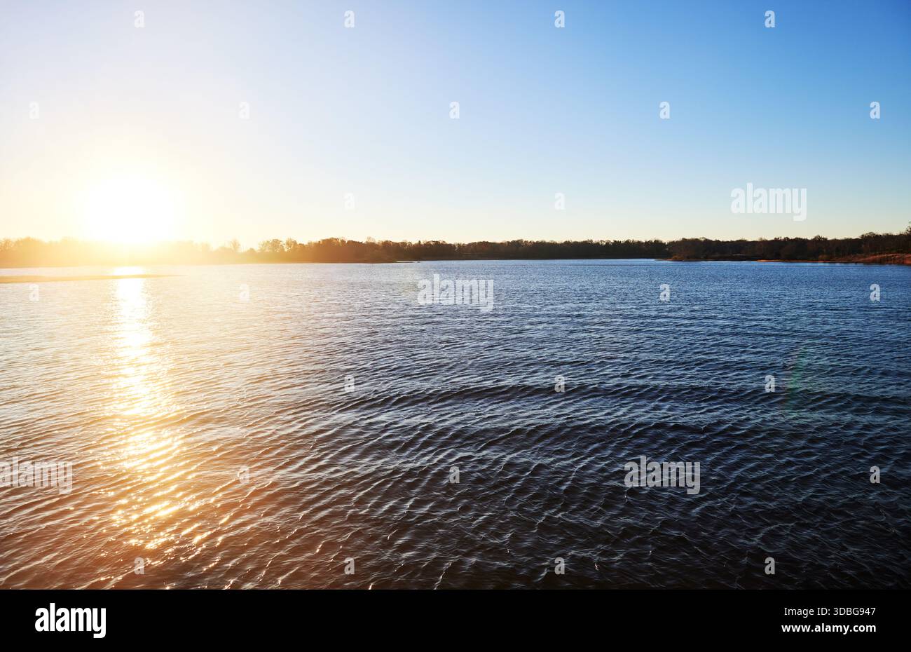 Vue sur l'océan Atlantique au lever du soleil depuis Colt State Park à Bristol, Rhode Island, Nouvelle-Angleterre Banque D'Images