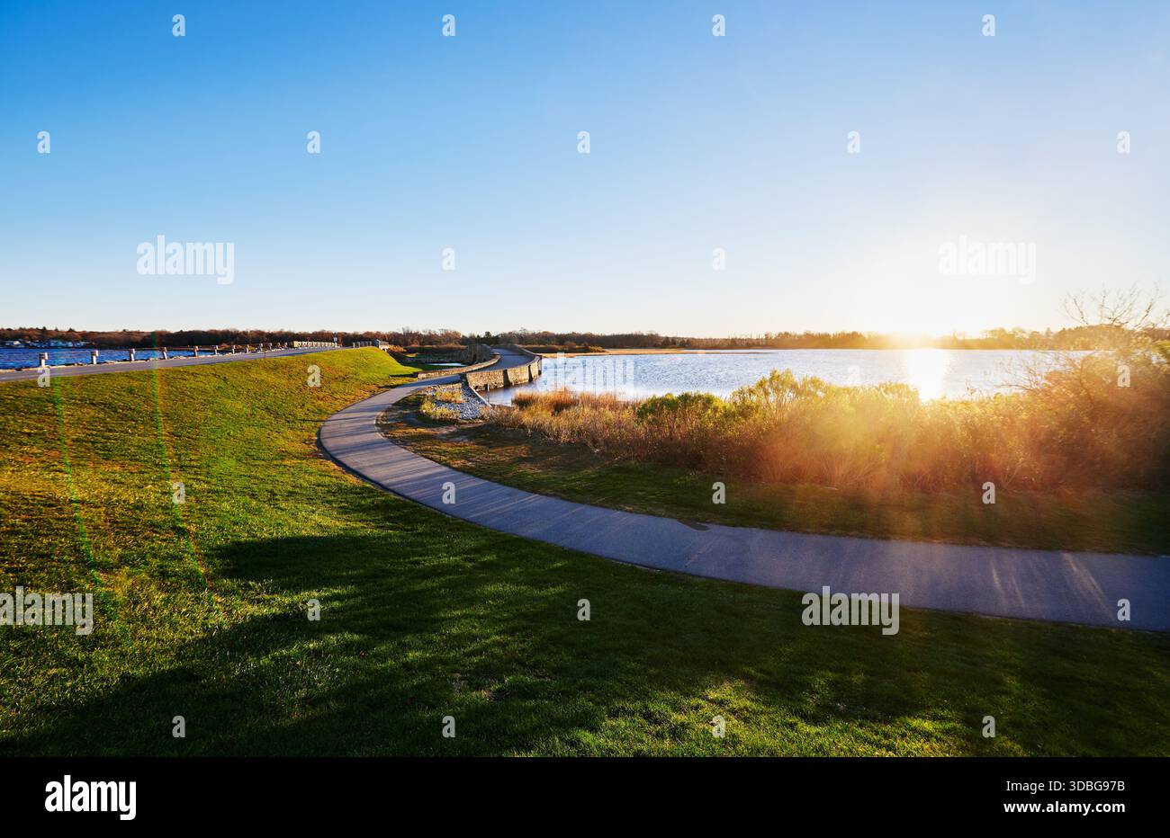 Vue panoramique sur la côte le long du sentier pavé du Colt State Park à Bristol, Rhode Island, Nouvelle-Angleterre Banque D'Images