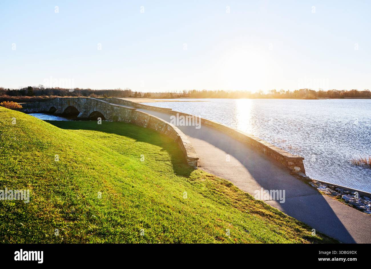 Vue panoramique sur la côte le long du sentier pavé du Colt State Park à Bristol, Rhode Island, Nouvelle-Angleterre Banque D'Images