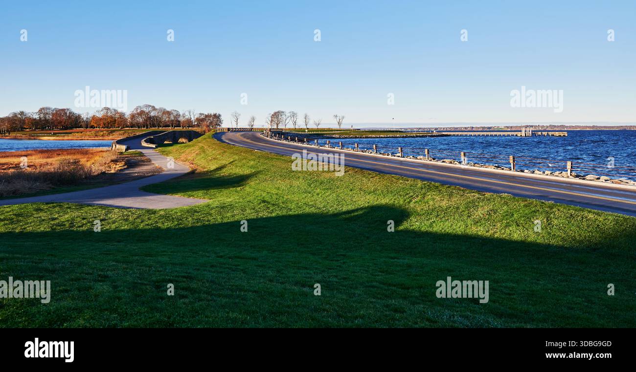 Vue panoramique sur la côte le long du sentier pavé du Colt State Park à Bristol, Rhode Island, Nouvelle-Angleterre Banque D'Images