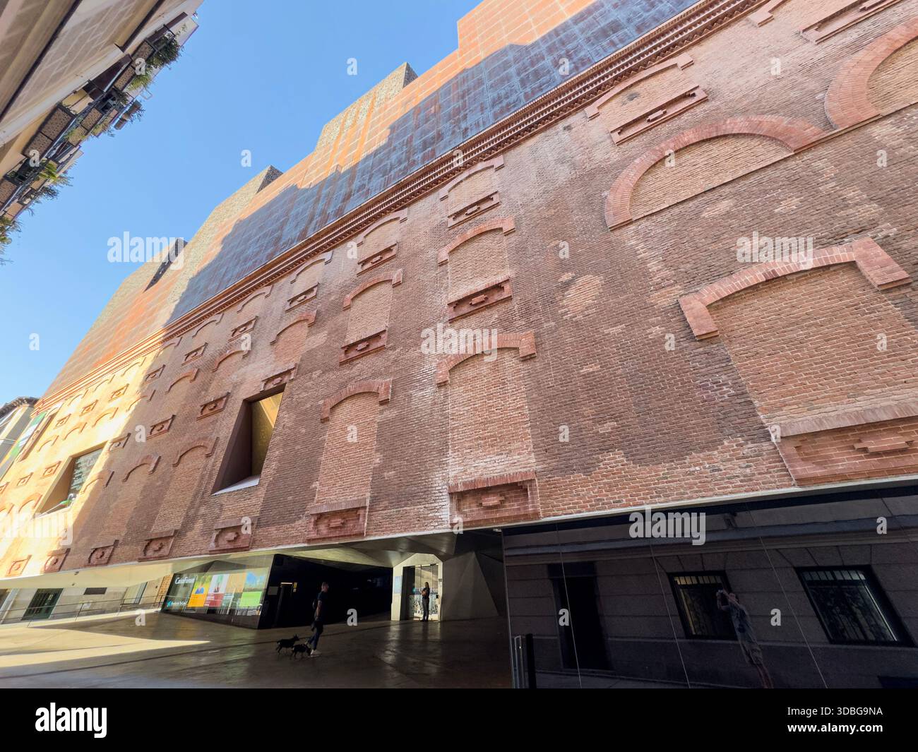 Mur de briques à l'extérieur du CaixaForum Madrid est un centre culturel et un lieu d'art à Madrid, en Espagne Banque D'Images