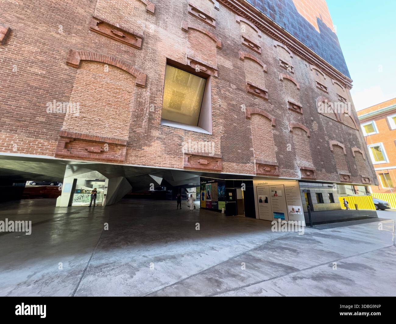 Mur de briques à l'extérieur du CaixaForum Madrid est un centre culturel et un lieu d'art à Madrid, en Espagne Banque D'Images