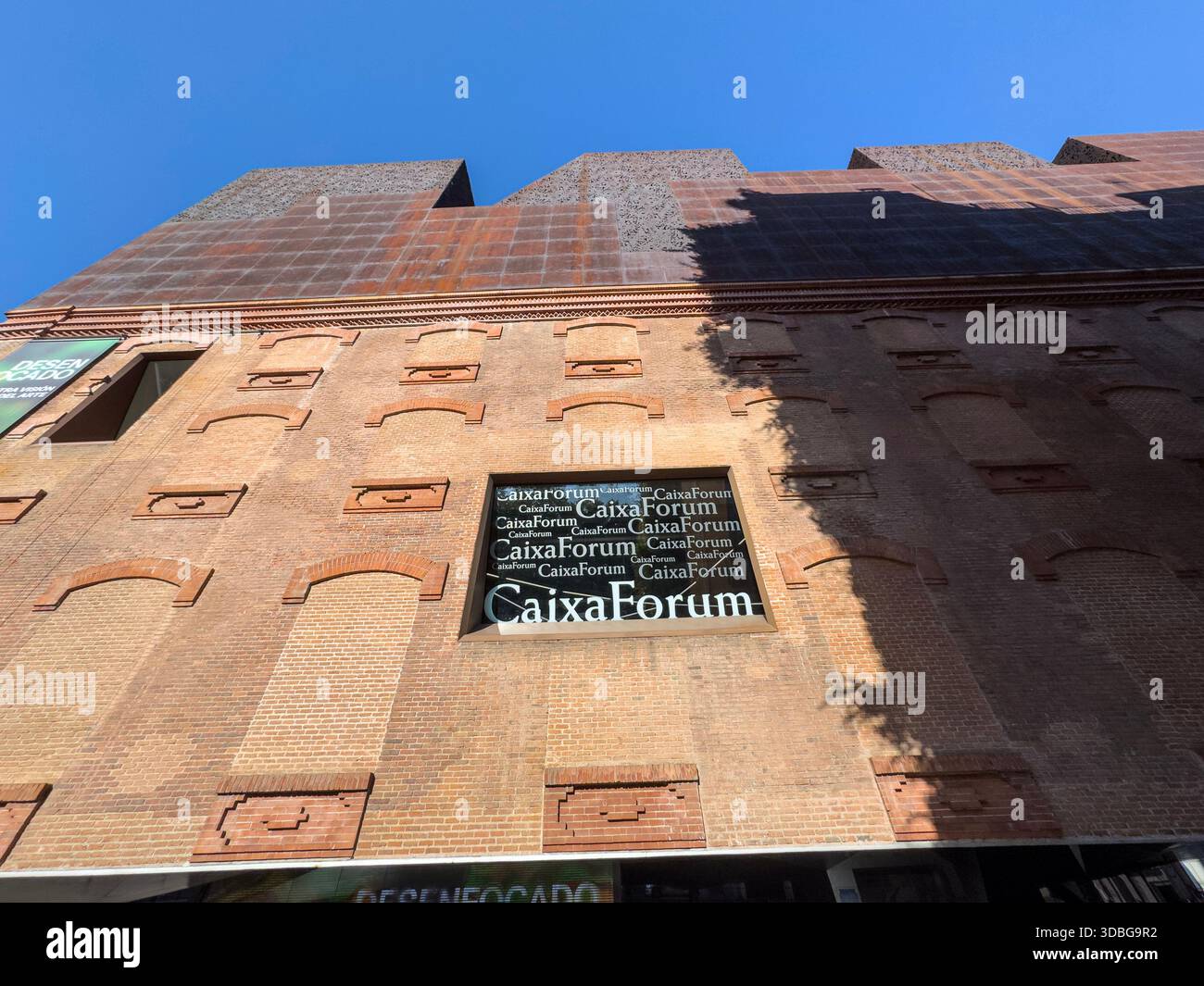 Mur de briques à l'extérieur du CaixaForum Madrid est un centre culturel et un lieu d'art à Madrid, en Espagne Banque D'Images