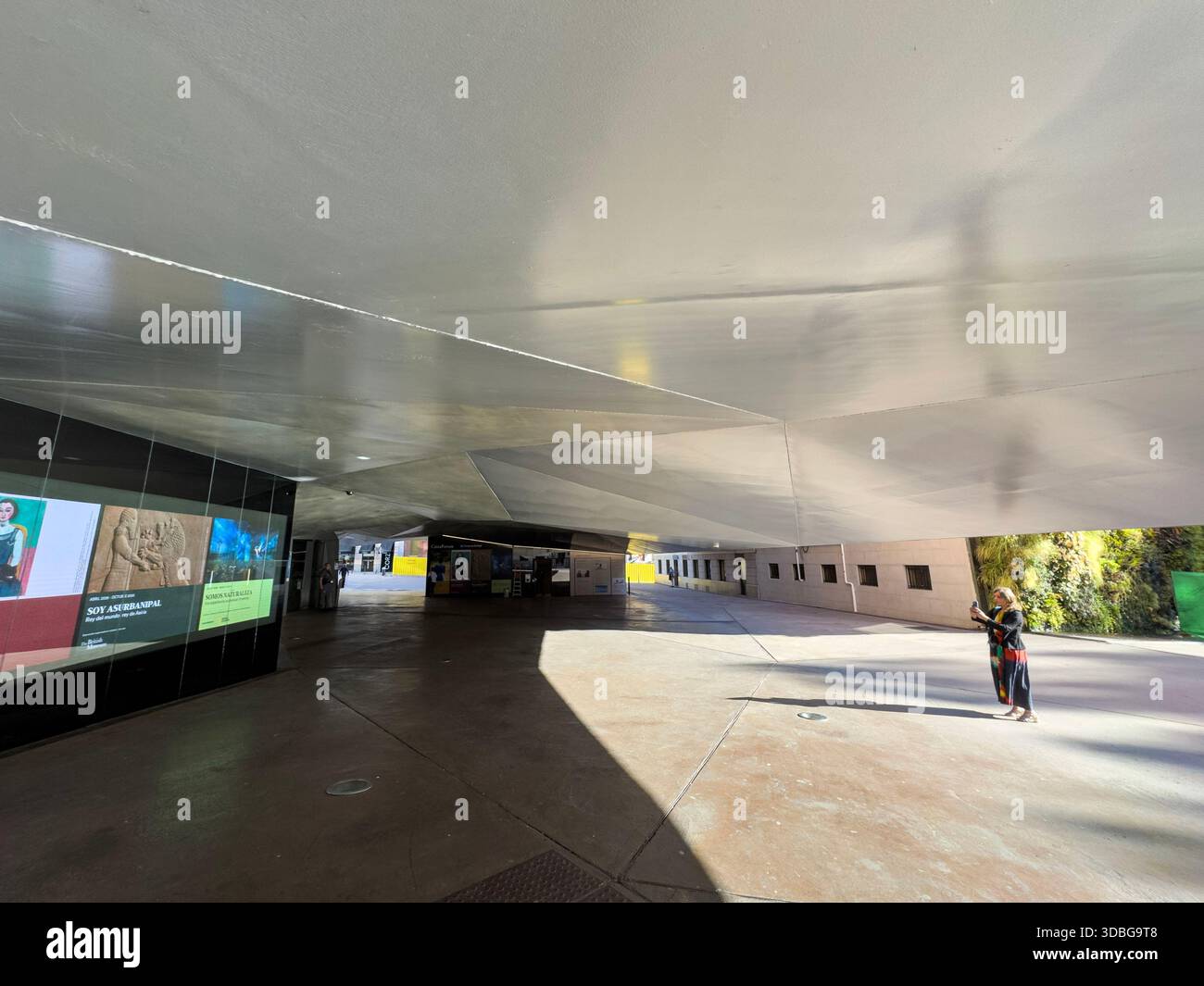 CaixaForum Madrid est un centre culturel et un lieu artistique à Madrid, en Espagne - Image de stock capturée avec un smartphone