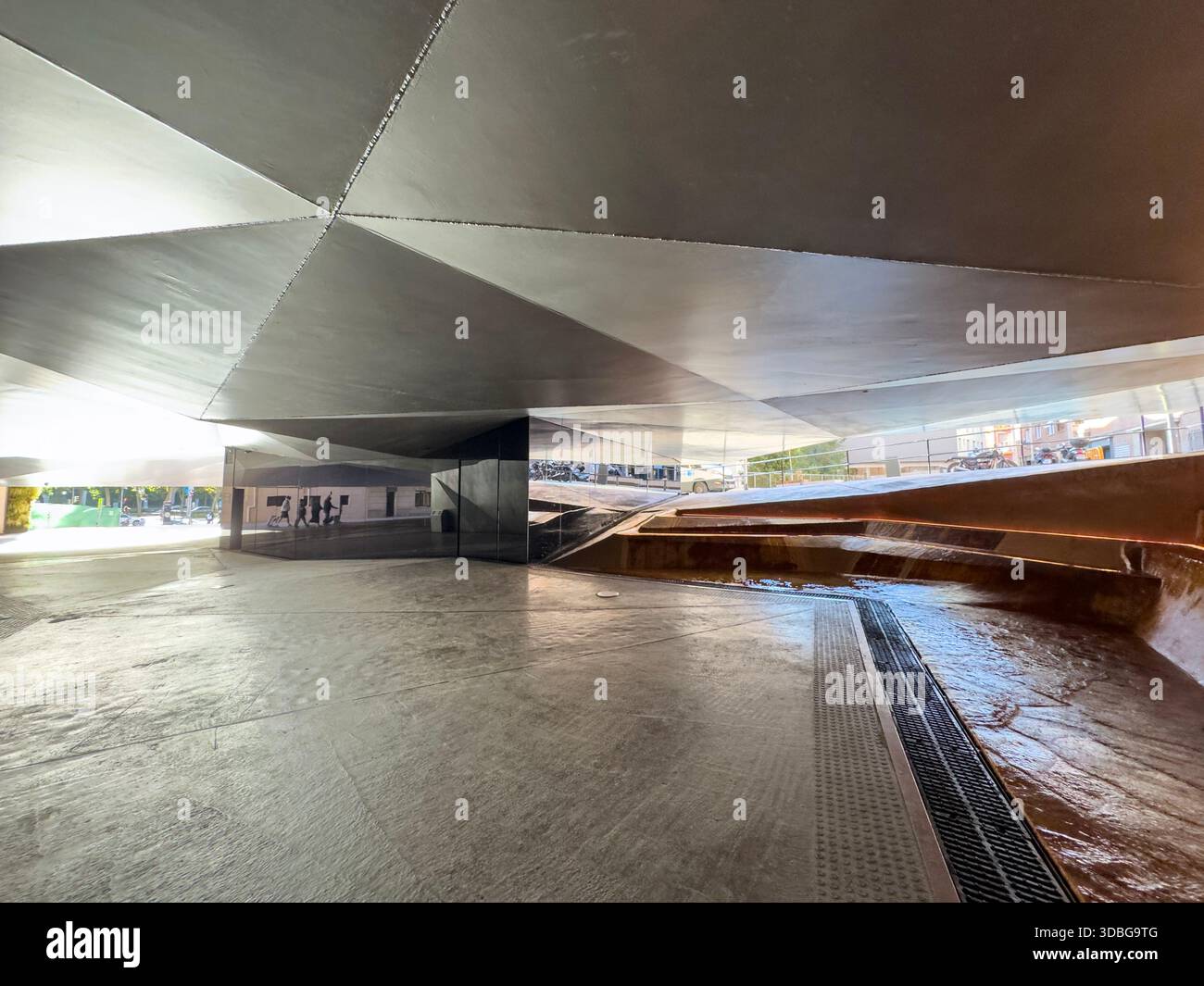 CaixaForum Madrid est un centre culturel et un lieu artistique à Madrid, en Espagne - Image de stock capturée avec un smartphone