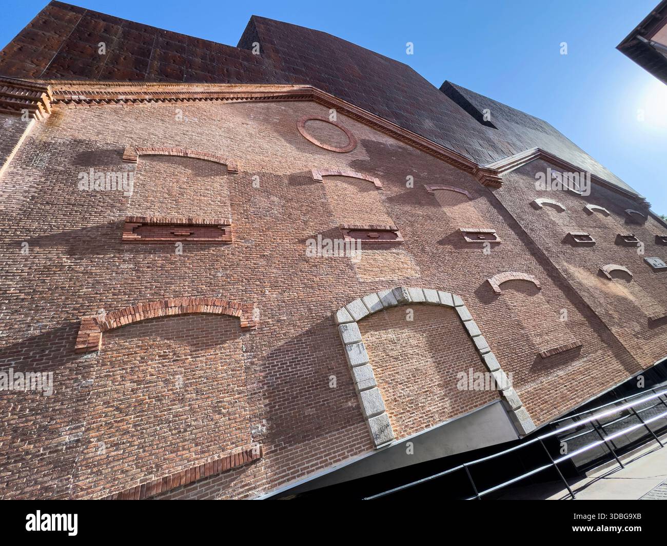 Mur de briques à l'extérieur du CaixaForum Madrid est un centre culturel et un lieu d'art à Madrid, en Espagne Banque D'Images