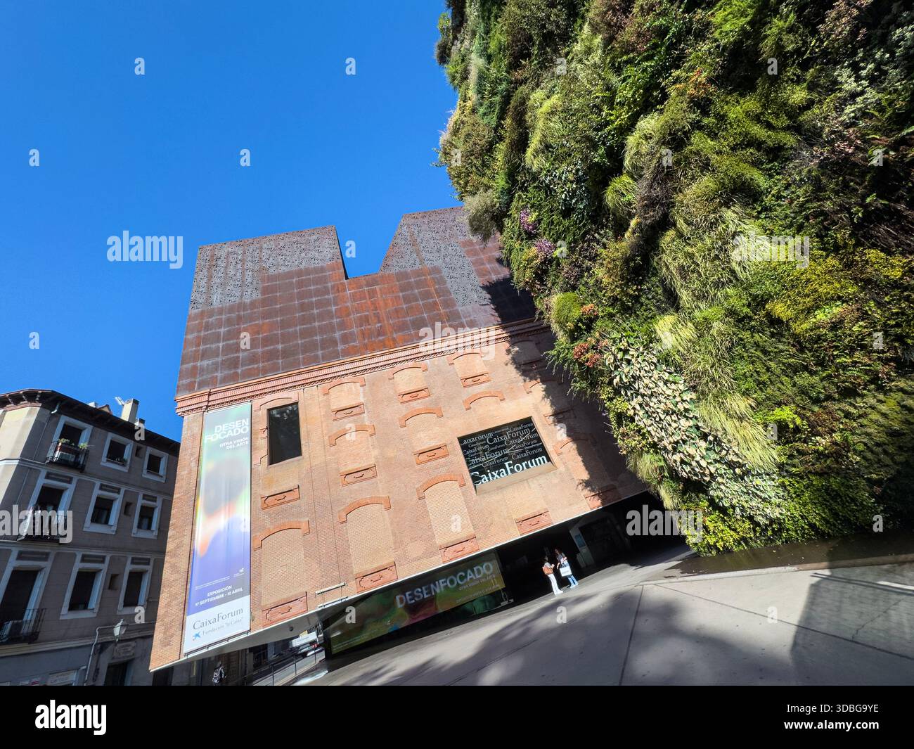 Vertical Garden, CaixaForum Madrid est un centre culturel et un lieu d'art à Madrid, en Espagne - Image de stock capturée avec un smartphone
