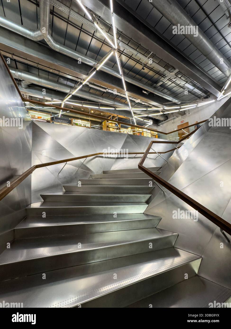 Escaliers de CaixaForum Madrid est un centre culturel et un lieu d'art à Madrid, en Espagne - Image de stock capturée avec un smartphone