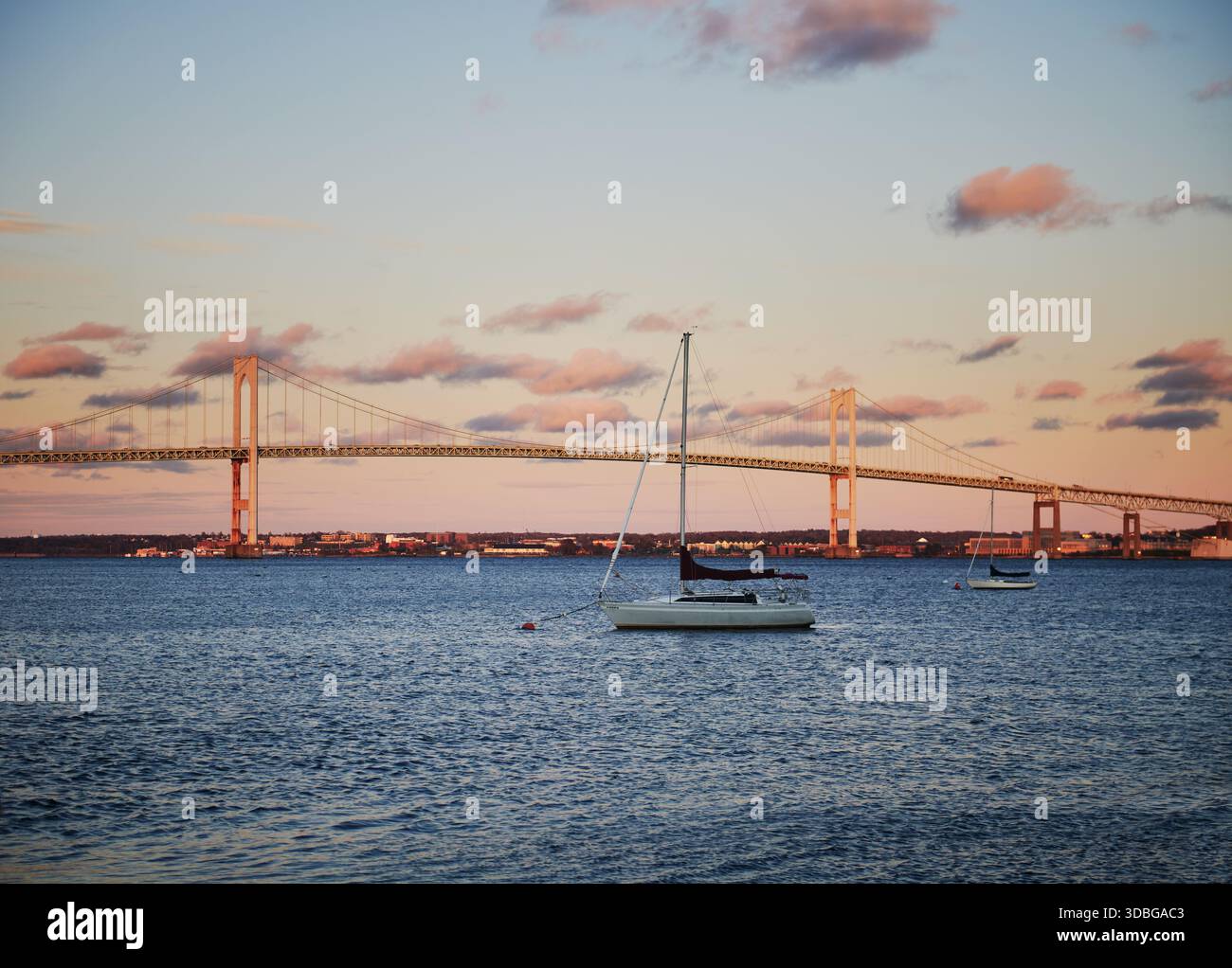 Claiborne Pell Bridge, communément appelé Newport Bridge, enjambant le passage est de la baie de Narragansett dans le Rhode Island Banque D'Images