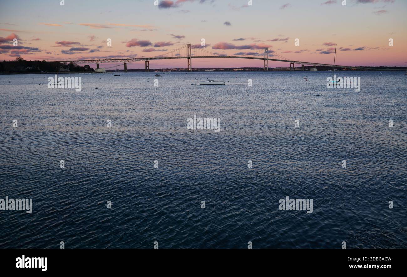 Claiborne Pell Bridge, communément appelé Newport Bridge, enjambant le passage est de la baie de Narragansett dans le Rhode Island Banque D'Images