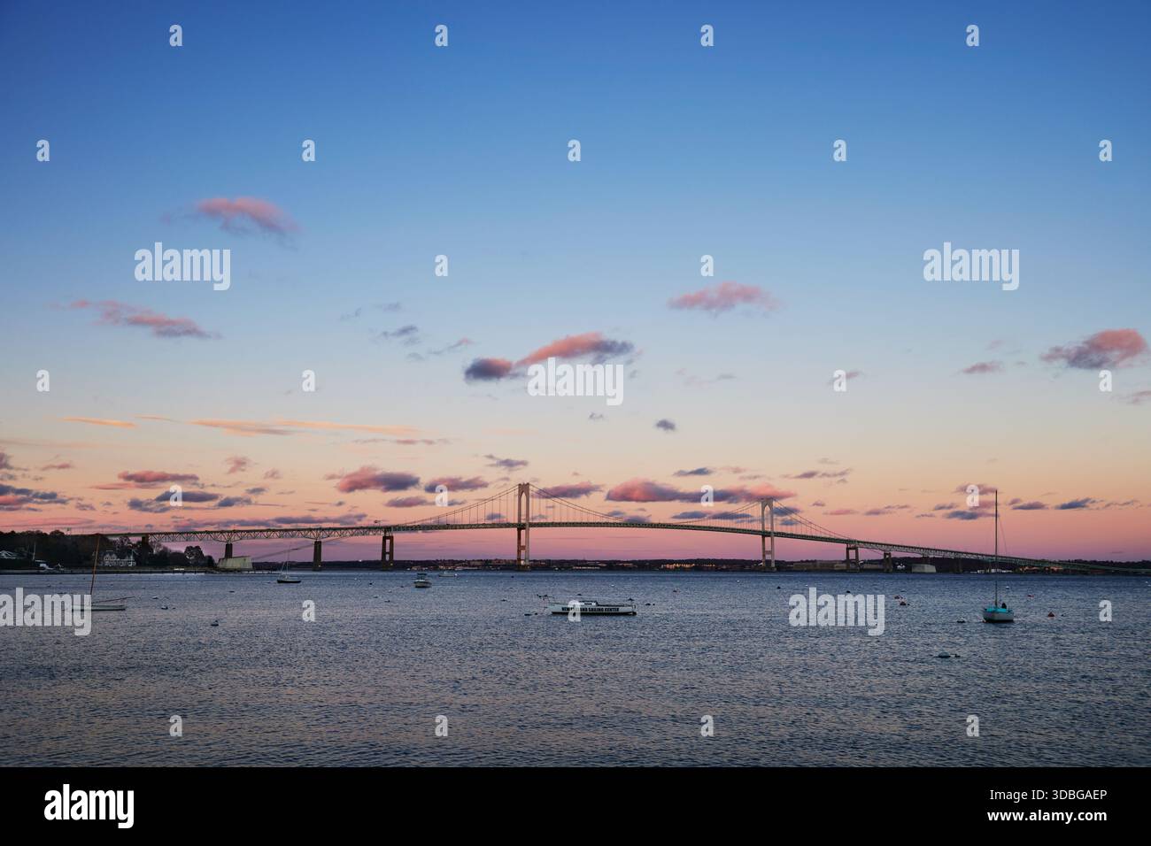 Claiborne Pell Bridge, communément appelé Newport Bridge, enjambant le passage est de la baie de Narragansett dans le Rhode Island Banque D'Images