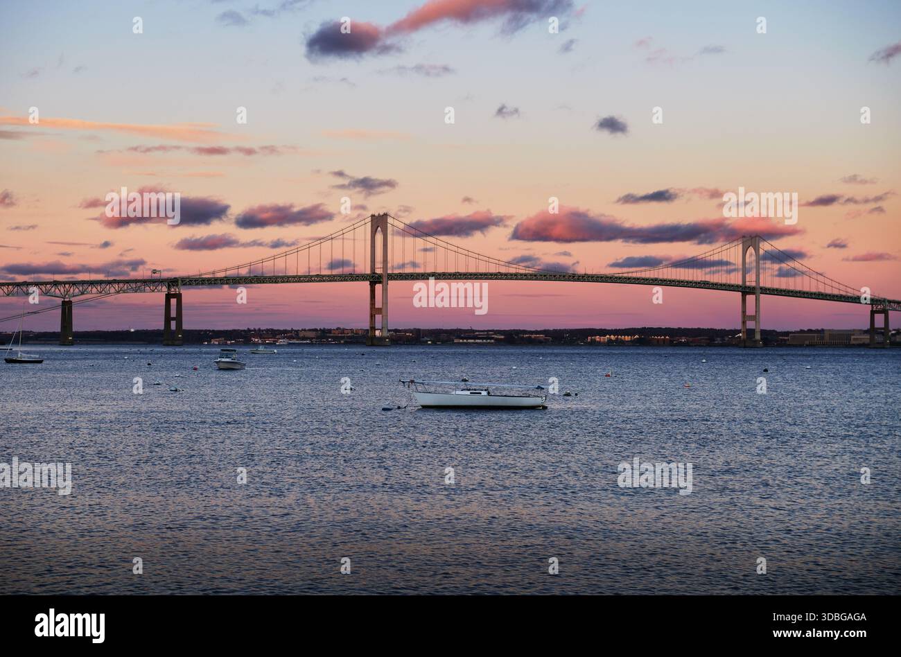 Claiborne Pell Bridge, communément appelé Newport Bridge, enjambant le passage est de la baie de Narragansett dans le Rhode Island Banque D'Images
