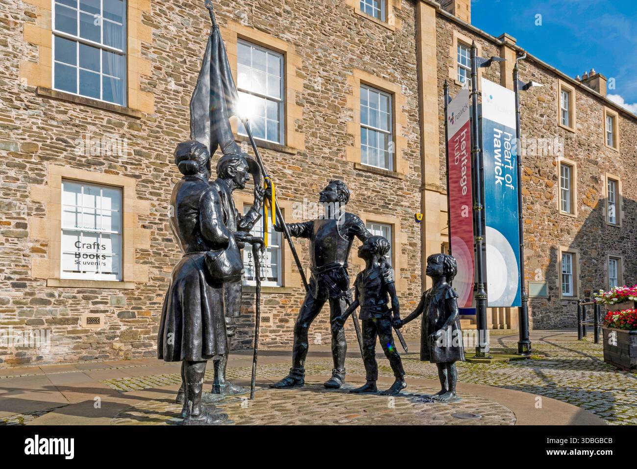 Le groupe de sculptures en bronze à Hawick évoque le patrimoine, la famille et la communauté sur une place historique de la ville. Banque D'Images