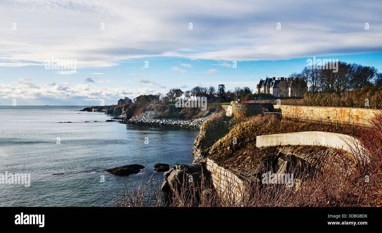 Plage rocheuse le long de la promenade Newport Cliff Walk, Newport, Rhode Island, Nouvelle-Angleterre Banque D'Images