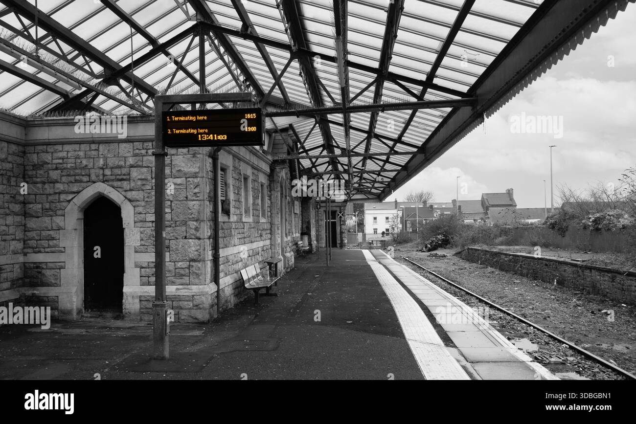 Station Pembroke Dock après la pluie sur un dimanche humide calme attendant son prochain train qui ne se terminera que là et n'ira pas plus loin de la ligne Banque D'Images