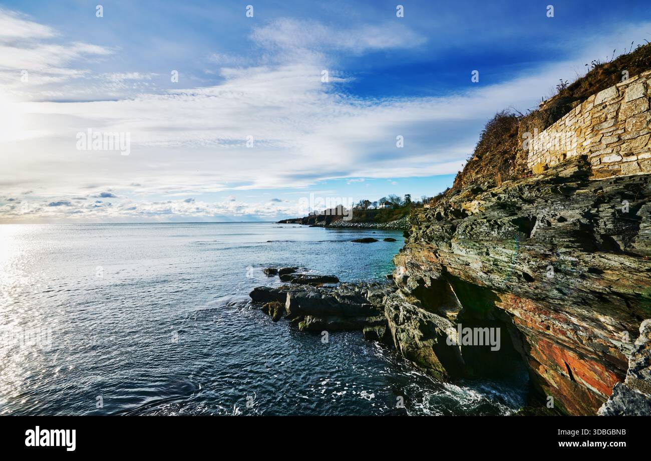 Plage rocheuse le long de la promenade Newport Cliff Walk, Newport, Rhode Island, Nouvelle-Angleterre Banque D'Images