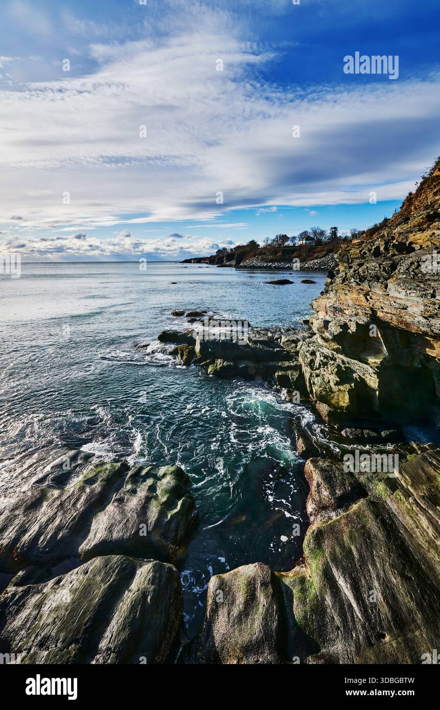 Plage rocheuse le long de la promenade Newport Cliff Walk, Newport, Rhode Island, Nouvelle-Angleterre Banque D'Images