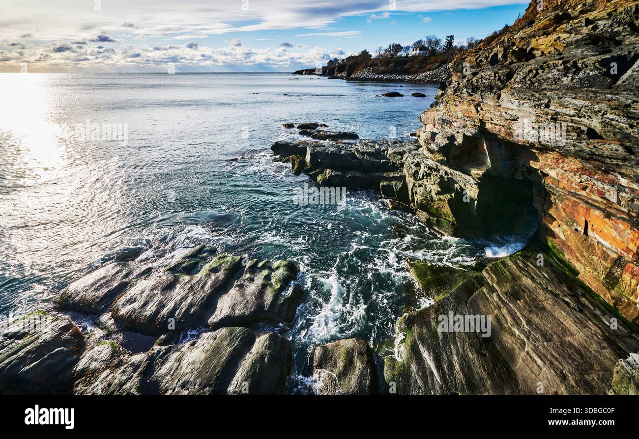 Plage rocheuse le long de la promenade Newport Cliff Walk, Newport, Rhode Island, Nouvelle-Angleterre Banque D'Images