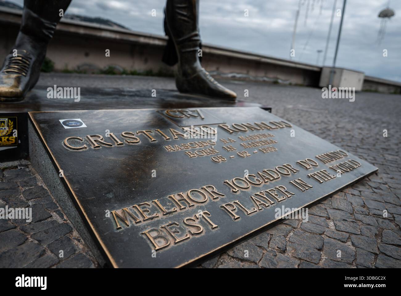 Piédestal en bronze avec plaque Cristiano Ronaldo lit le meilleur JOUEUR DU MONDE sur pavé à Funchal, Madère, Portugal. Pieds de statue et chaussure Banque D'Images