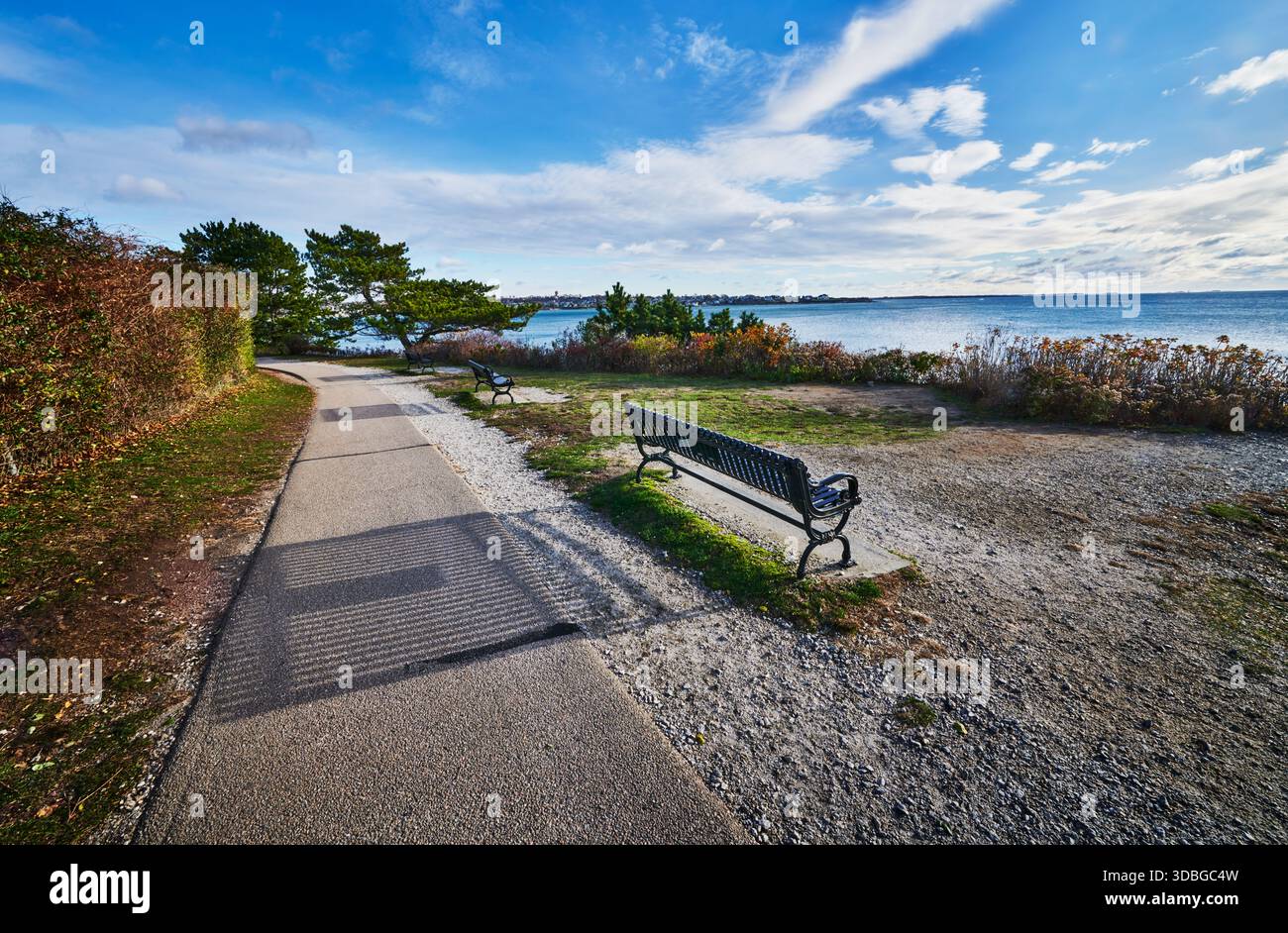 Bancs surplombant l'eau le long de Newport Cliff Walk, Newport, Rhode Island, Nouvelle-Angleterre Banque D'Images