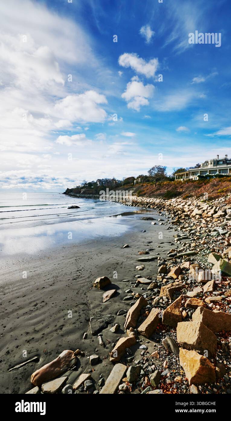 Plage rocheuse le long de la promenade Newport Cliff Walk, Newport, Rhode Island, Nouvelle-Angleterre Banque D'Images