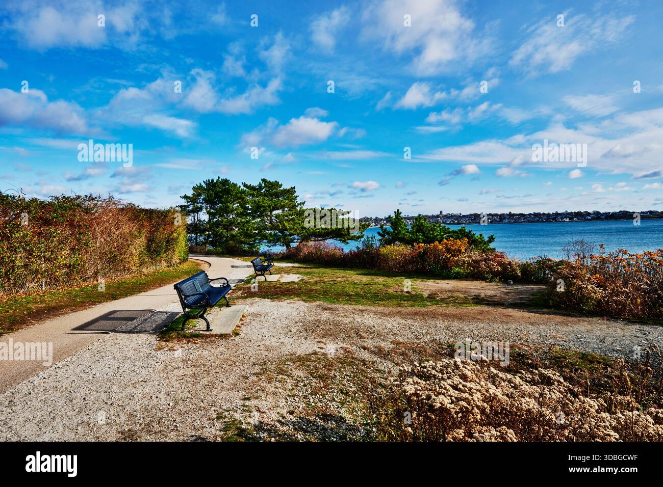 Bancs surplombant l'eau le long de Newport Cliff Walk, Newport, Rhode Island, Nouvelle-Angleterre Banque D'Images
