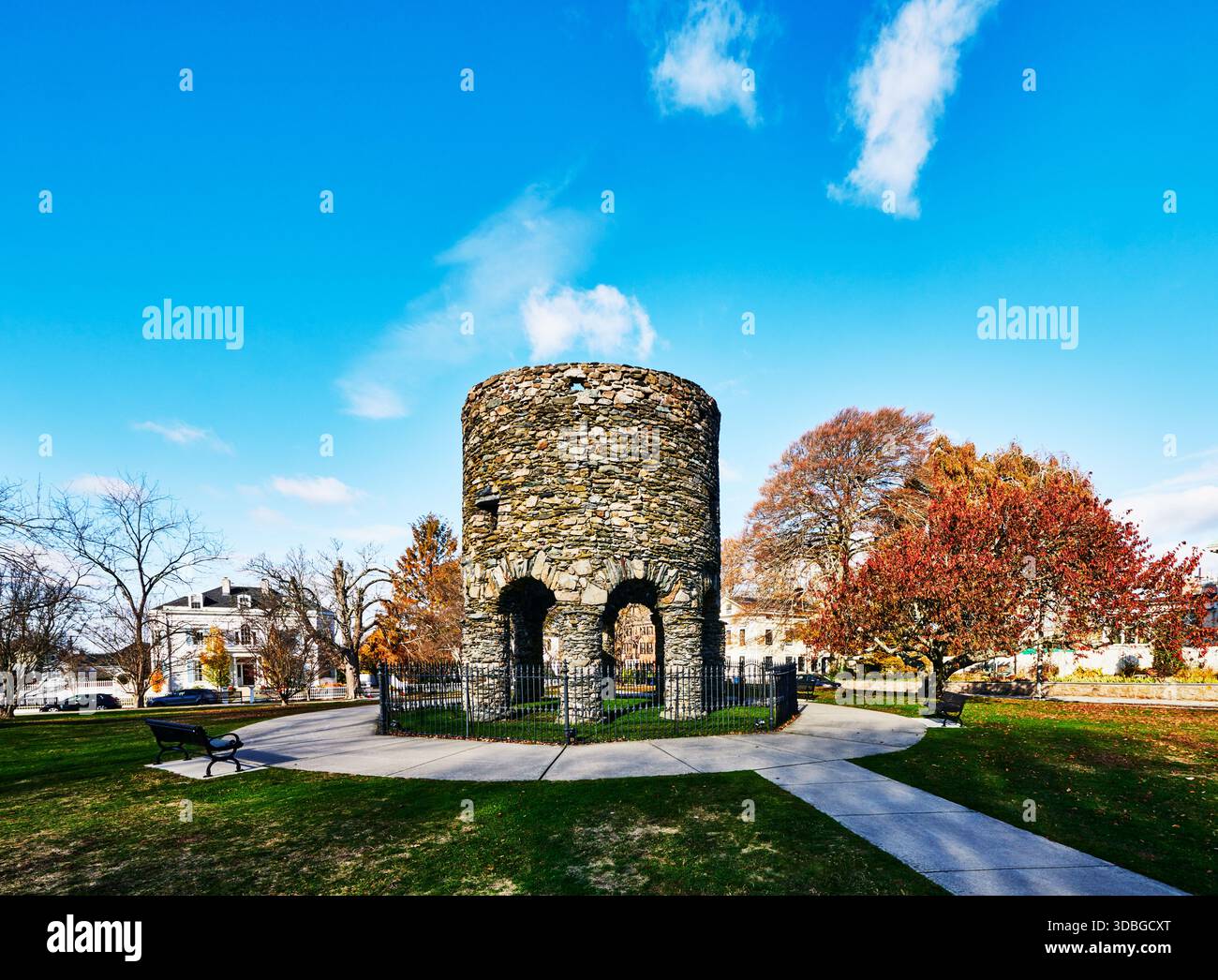 La tour de Newport, également connue sous le nom de Old Stone Mill, construite au milieu du XVIIe siècle, est située dans Touro Park à Newport, Rhode Island, Nouvelle-Angleterre Banque D'Images