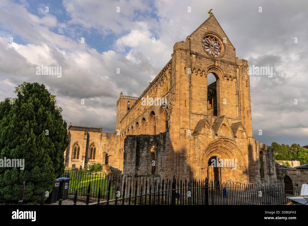 Ruine de grès de l'abbaye de Jedburgh avec une extrémité de pignon spectaculaire sous un ciel nuageux. Banque D'Images