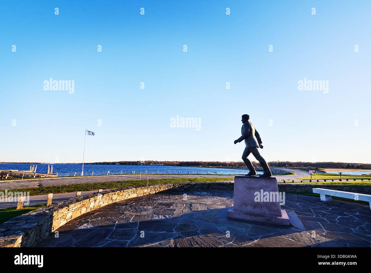 Statue en bronze du sénateur américain John H. Chafee au Colt State Park à Bristol, Rhode Island, Nouvelle-Angleterre Banque D'Images