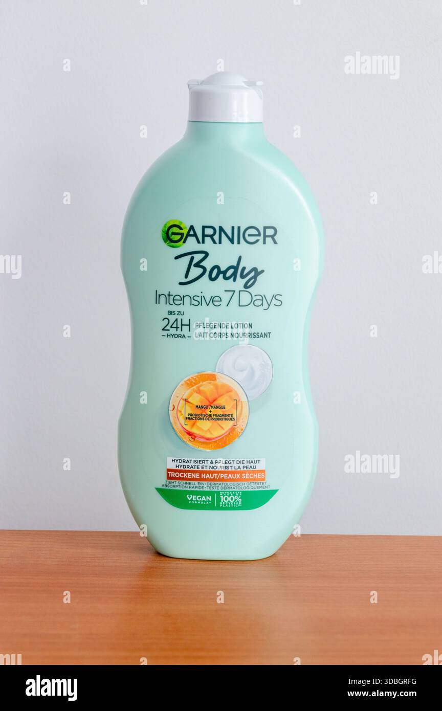 Pruszcz Gdanski, Pologne - 4 octobre 2025 : Garnier Body intensive 7 jours. Banque D'Images