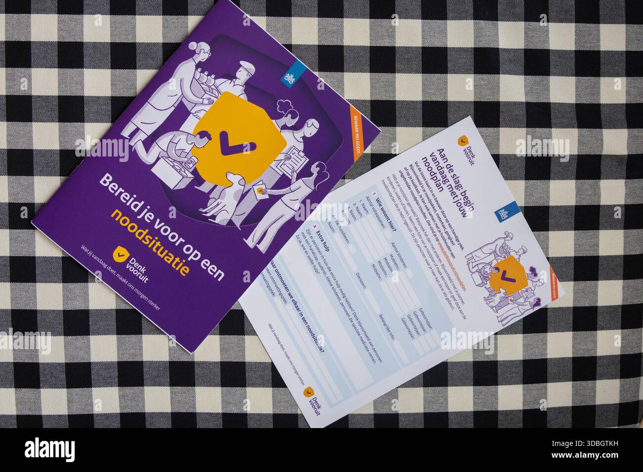 La Haye, pays-Bas - 16 décembre 2025 : livret d'urgence en cas de catastrophe manuel de survie Banque D'Images
