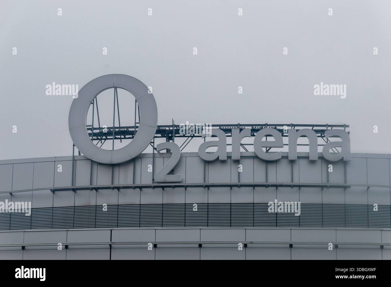 Prague, Tchéquie - 9 novembre 2025 : logo de O2 Arena, arène polyvalente. Banque D'Images