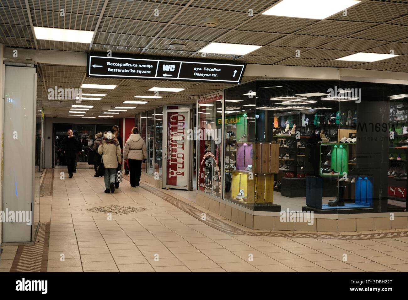 Les gens se promènent dans un couloir animé rempli de boutiques animées. Metrograd. Kiev, Ukraine. 16 décembre 2025. Banque D'Images
