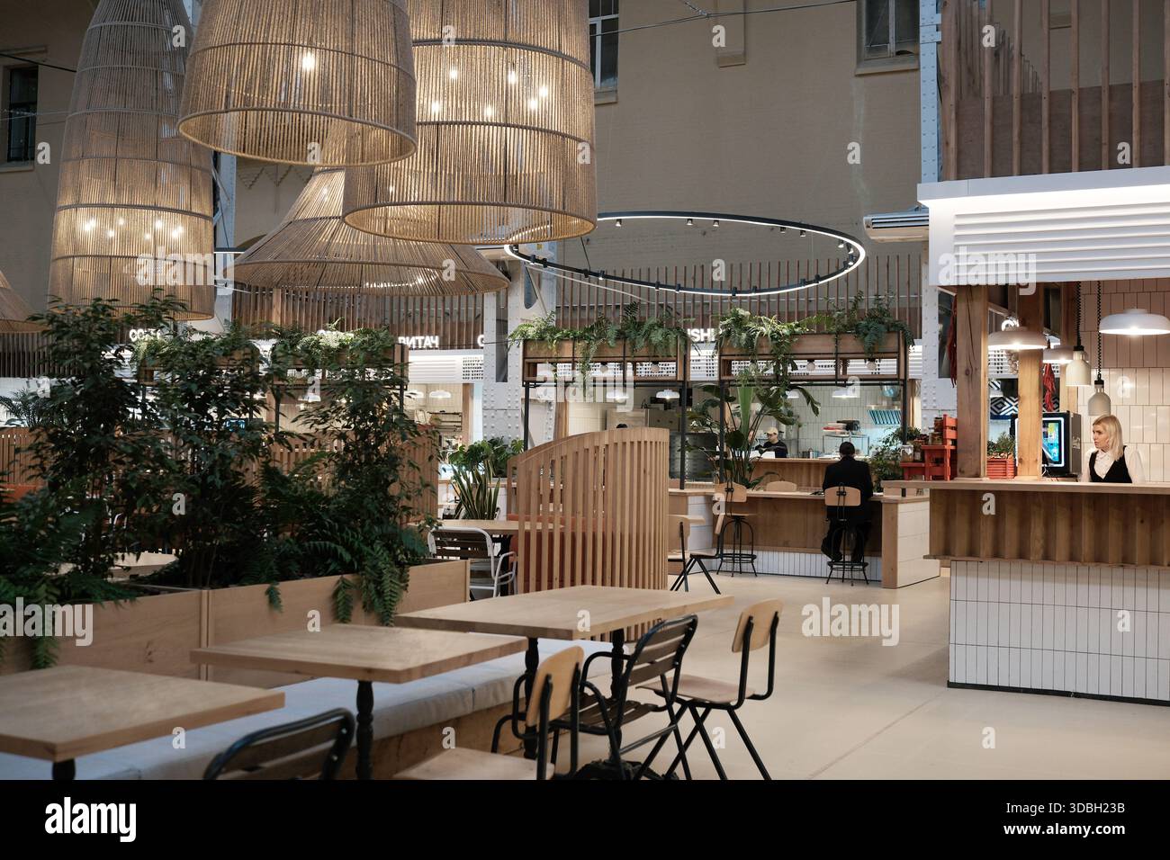 Le marché moderne est décoré d'accents en bois, de suspensions et de plantes luxuriantes. Marché Besarabsky. Kiev, Ukraine. 16 décembre 2025. Banque D'Images