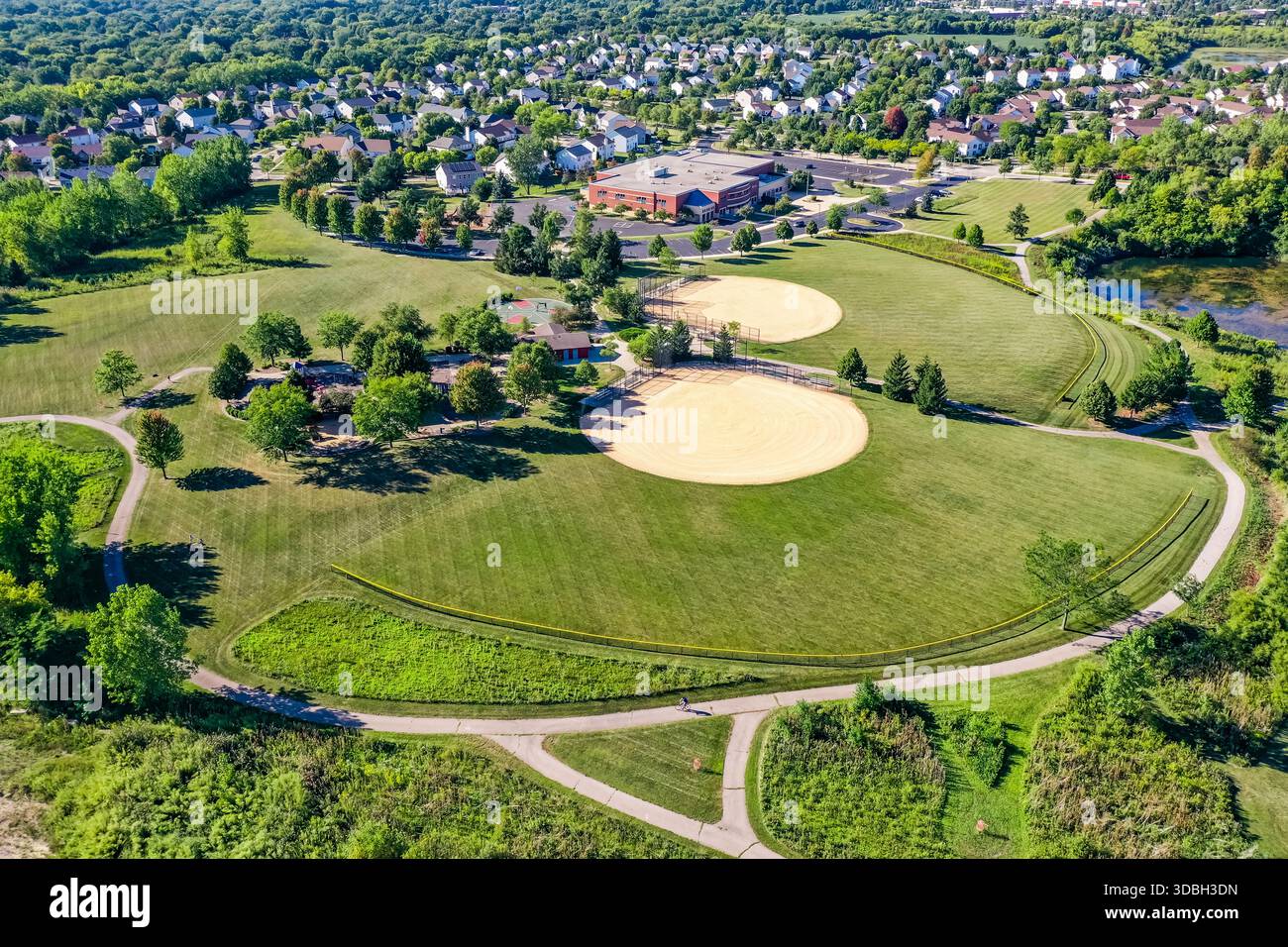 Vue aérienne du parc Algonquin Lakes dans l'Illinois Algonquin, avec terrains de baseball, espaces verts, sentiers pédestres et vues panoramiques sur le lac. Banque D'Images