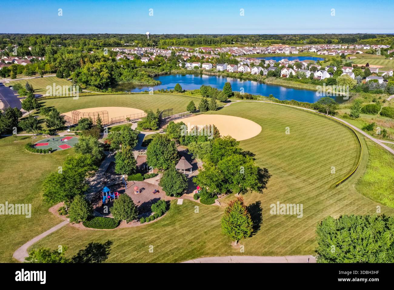 Vue aérienne du parc Algonquin Lakes dans l'Illinois Algonquin, avec terrains de baseball, espaces verts, sentiers pédestres et vues panoramiques sur le lac. Banque D'Images